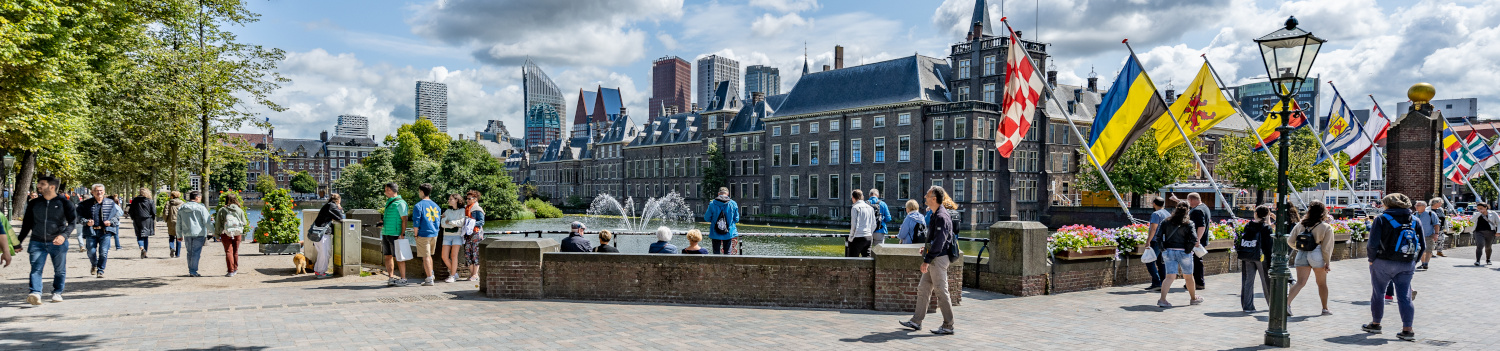 Het beroemde beeld van het Buitenhof en de Hofvijver in het centrum van Den Haag als decor van het Binnenhof en de Tweede Kamer